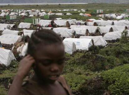 Plásticos cubriendo refugios para protegerlos de la lluvia en el campo de refugiados de Bulengo, cerca de Goma