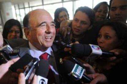 El presidente del Banco Santander, Emilio Botín, habla con la prensa, a su llegada a una reunión con la mandataria brasileña Dilma Roussef, en el Palacio del Planalto en Brasilia (Brasil).