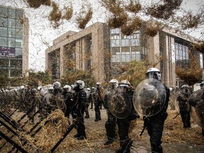 Una protesta de agricultores lanza heno a la polic&iacute;a belga frente a la sede de la Comisi&oacute;n Europea, en Bruselas.&nbsp;