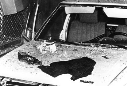 Pamplona, 30-5-1985. Estado en que qued el coche de la Polica Nacional tras la explosin de una trampa bomba que caus la muerte del polica Francisco Miguel Snchez y de un ni?o de 14 a?os, Alfredo Aguirre, que circulaba con su bicicleta. La dotacin del 091 acuda a una llamada en el nmero 16 de la calle Bajada de Javier, en el casco antiguo, cuando sufri el atentado de ETA.