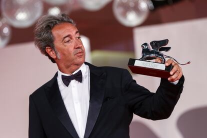 Paolo Sorrentino mira su León de Plata Gran Premio del Jurado por 'Fue la mano de Dios'. 