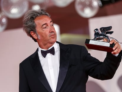 Paolo Sorrentino observa el León de Plata Gran Premio del Jurado que obtuvo en el festival de Venecia, el pasado 11 de septiembre.