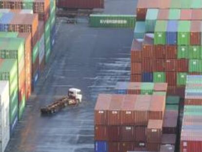 Varios contenedores de carga apilados en un puerto. EFE/Archivo
