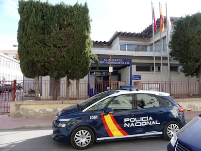 Un coche patrulla, en la Comisaría de Policía Nacional en Molina de Segura, en una imagen de archivo