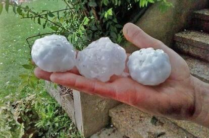 Piedras de granizo caídas el pasado sábado durante una fuerte tormenta en Torelló.