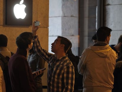 Clientes de Apple hacen cola en la tienda de la Puerta del Sol de Madrid en una imagen de archivo.