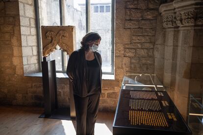 La alcaldesa de Barcelona, Ada Colau, lee una de las cartelas del Salón del Tinell del Museu d'Història de Barcelona (Muhba).