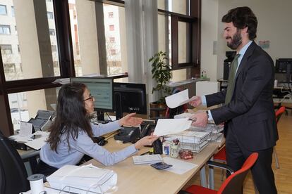 Juan García-Gallardo entrega este lunes su acta de dimisión en el registro del Parlamento regional de Valladolid.
