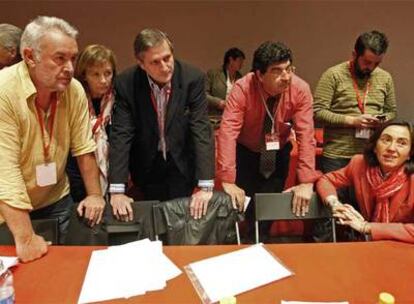 De izquierda a derecha, Cayo Lara, Marga Sanz, Willy Meyer, Diego Valderas y Rosa Aguilar, durante la asamblea federal de IU.