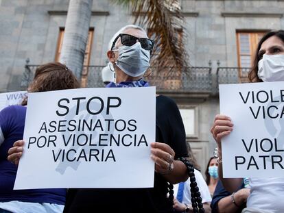 Concentración en la plaza de la Candelaria de Tenerife en repulsa por "todos los feminicidios", el pasado viernes.