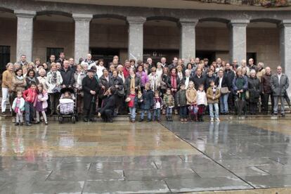 Participantes en la reunión del apellido Urquijo, en Llodio.