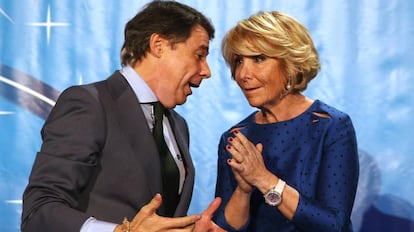 Ignacio Gonz&aacute;lez y Esperanza Aguirre en una cena de navidad del partido en 2013.