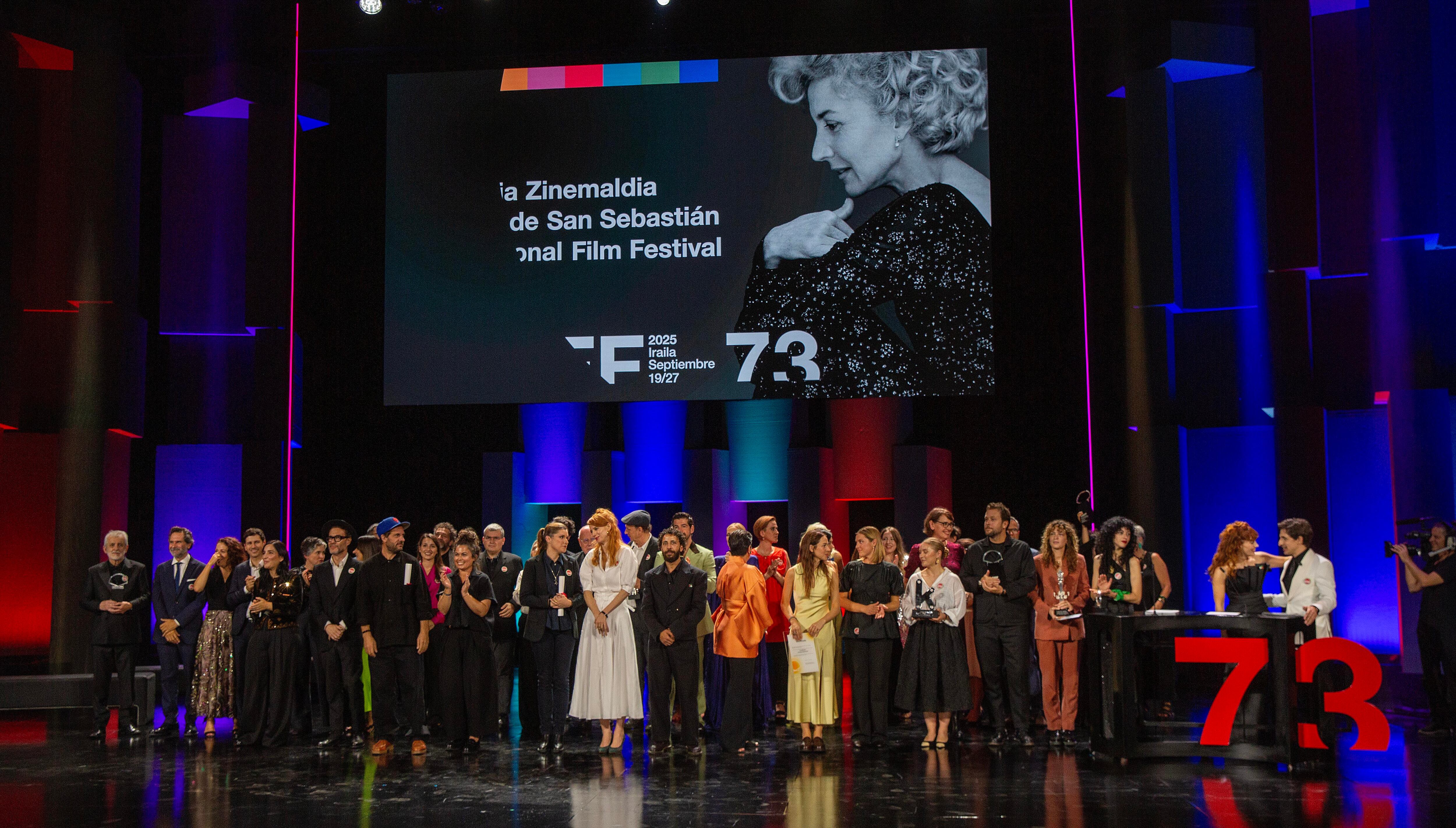 Foto de familia de los premiados durante la gala de clausura del festival de San Sebastián.