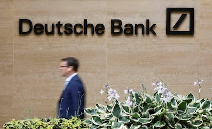 Un viandante pasa por delante de una oficina del Deutsche Bank en el centro de Londres.