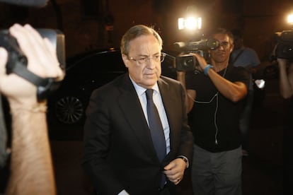 Florentino Pérez, presidente del Real Madrid, visita la capilla ardiente.