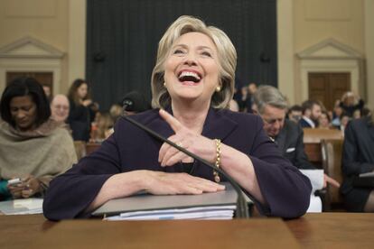 22 de octubre de 2015. La ex secretaria de Estado y candidata presidencial demócrata Hillary Clinton declara ante el Congreso de EE UU sobre los atentados de Bengasi (Libia) el 11 de septiembre de 2012. Clinton debe responder sobre su papel durante los atentados en los que murieron el embajador Chris Stevens y otros tres estadounidenses.