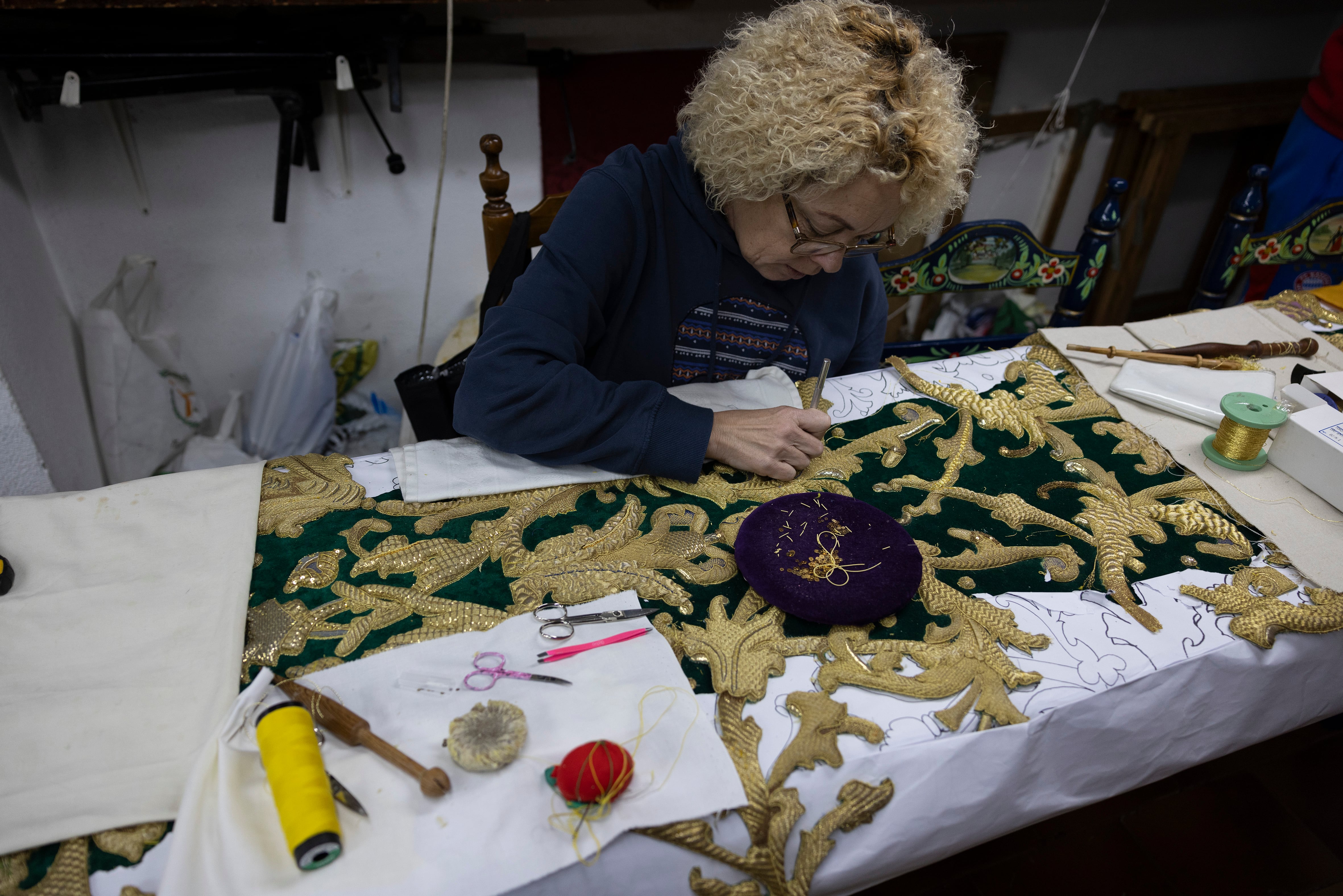 DVD1197(23/01/2024). Sevilla. Una de las bordadoras del taller de Francisco Carrera-Iglesias, 'Paquili', presidente de la asociación gremial Arte Sacro de Sevilla . FOTO: PACO PUENTES (EL PAÍS).