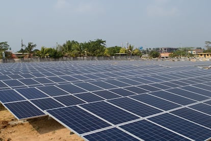 Las placas solares abastecen de 13,1 megavatios (MW) de electricidad a las instalaciones del aeropuerto.