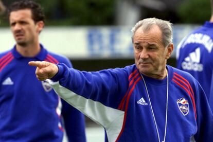 Voskov, con la selección yugoslava en la Eurocopa de 2000. Tras él, Mijatovic.