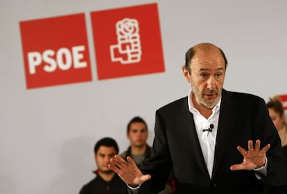 El candidato a la Secretar&iacute;a General del PSOE Alfredo P&eacute;rez-Rubalcaba se dirige a la militancia en el acto pol&iacute;tico celebrado en Almer&iacute;a. /FRANCISCO BONILLA (Reuters)