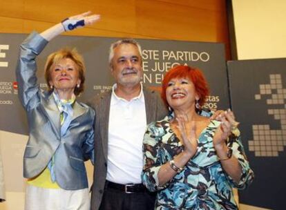 José Antonio Griñán, con Teresa Fernández de la Vega (izquierda) y Francisca Pleguezuelos.