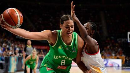 Liz Cambage, defendida por la española Ndour, en un partido del Mundial de 2018.