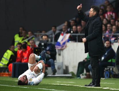 Carvajal se duele de una entrada en presencia de Simeone durante el partido de liga entre el Atlético de Madrid y el Real Madrid en el estadio Wanda Metropolitano.