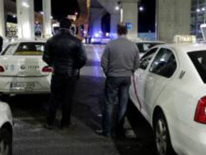 La Confederación del Taxi de España ha exigido este sábado la retirada de la aplicación Uber, que pone en contacto a particulares para la realización de trayectos en vehículos privados y que intermedia además en el cobro, y ha advertido que, de lo contrario, podrían convocarse protestas. EFE/Archivo