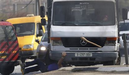 Momento en el que un colono judío es atropellado. / M. I. QAWASMA (REUTERS)