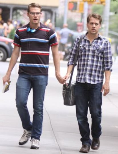 El actor T. R. Knight (derecha), junto a su marido Patrick Leahy