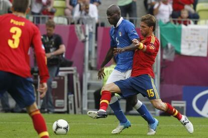 Balotelli pugna con Sergio Ramos, en el Italia 1 - España 1, primer partido de la selección española en la Eurocopa 2012. 