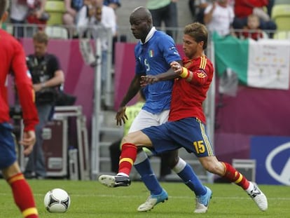 Balotelli pugna con Sergio Ramos, en el Italia 1 - España 1, primer partido de la selección española en la Eurocopa 2012. 