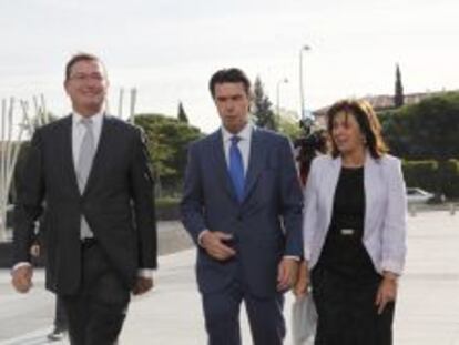 El presidente de PwC, Carlos Mas con el ministro de Industria, Jos&eacute; Manuel Soria y la presidenta de Siemens, Rosa Garc&iacute;a.