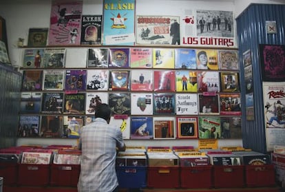 Un hombre busca un disco de vinilo en la tienda de discos Babel.