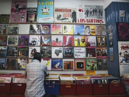 Un hombre busca un disco de vinilo en la tienda de discos Babel.