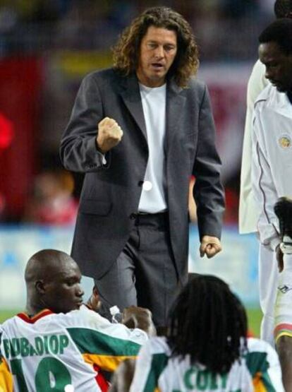 Bruno Metsu dá instruções a seus jogadores durante a Copa do Mundo de 2002.