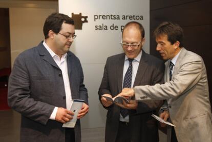 El director del centro de la UNED en Bergara, Juan José Álvarez (a la derecha), presentó los cursos de verano junto a su director, Amador Fernández (izquierda), y Mikel Irizar, representante de Kutxa.