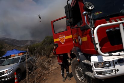 Un bombero se prepara para combatir uno de los incendios en Curacavi.