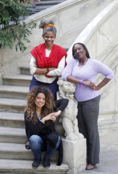 La colombiana Lilian Pallares (abajo, sentada), la puertorriqueña Mayra Santos-Febres (arriba a la izquierda) y la dominicana Josefina Báez.