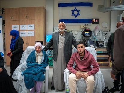 Aisha y Bilal, junto a un tío de ambos, el viernes en el hospital Soroka de la ciudad israelí de Beer Sheva, tras ser liberados.