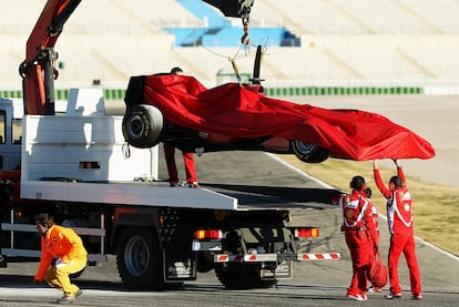 Una grúa retira el monoplaza accidentado del circuito.