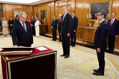 Ángel Arozamena, uno de los nuevos vocales del Consejo General del Poder Judicial, durante el juramento o promesa presidido por el rey Felipe VI en el Palacio de la Zarzuela.