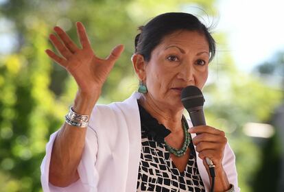 La candidata demócrata por Nuevo México puede convertirse en la primera indígena en llegar al Congreso de EEUU. Haaland, de 57 años, pertenece a la tribu de Pueblo de Laguna, una de las 566 reconocidas legalmente en el país. Lleva casi dos décadas entre las bambalinas de la política. En 2008 trabajó de voluntaria en la primera campaña presidencial de Barack Obama. Cuatro años después volvió a trabajar para el entonces candidato, esta vez como responsable de los votantes nativos de Nuevo México. En 2015 se convirtió en la líder del Partido Demócrata del Estado y contribuyó a que la Cámara de Representantes de Nuevo México pasara a control demócrata.