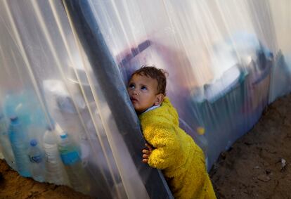 Un niño palestino junto a una tienda de campaña en un campamento improvisado en Rafah, este domingo. 