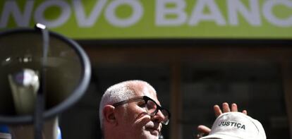 Perjudicados por el Banco Espírito Santo protestan ante la sede de Novo Banco en Lisboa, la pasada semana.
