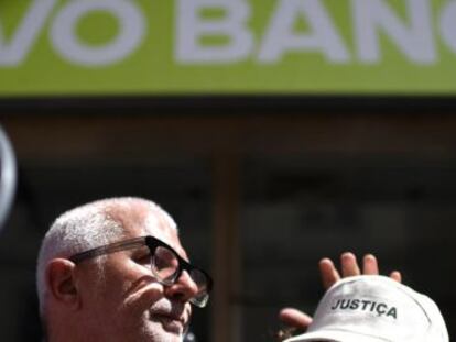 Perjudicados por el Banco Esp&iacute;rito Santo protestan ante la sede de Novo Banco en Lisboa, la pasada semana.