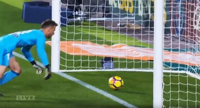 Captura de tv del momento el que el balón disparado por Messi, supera la línea de gol.