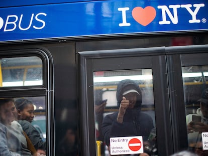Solicitantes de asilo arriban en un autobús al Hotel Roosevelt en Nueva York, el 19 de mayo 2023.