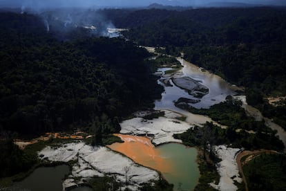 Una mina ilegal de oro en el ro Couto de Magalhaes, en tierras indgenas yanomami, en la Amazona brasile?a