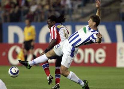 <b>Musampa, acosado por un jugador del OFK de Belgrado.</b>